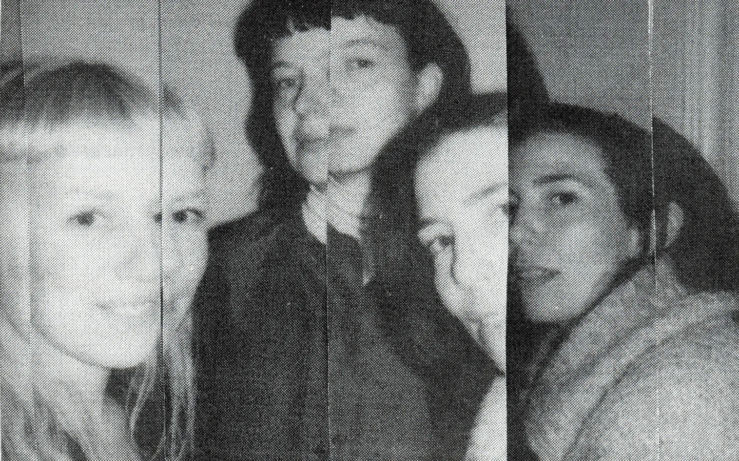 Zwart/wit foto portret van een man en twee vrouwen