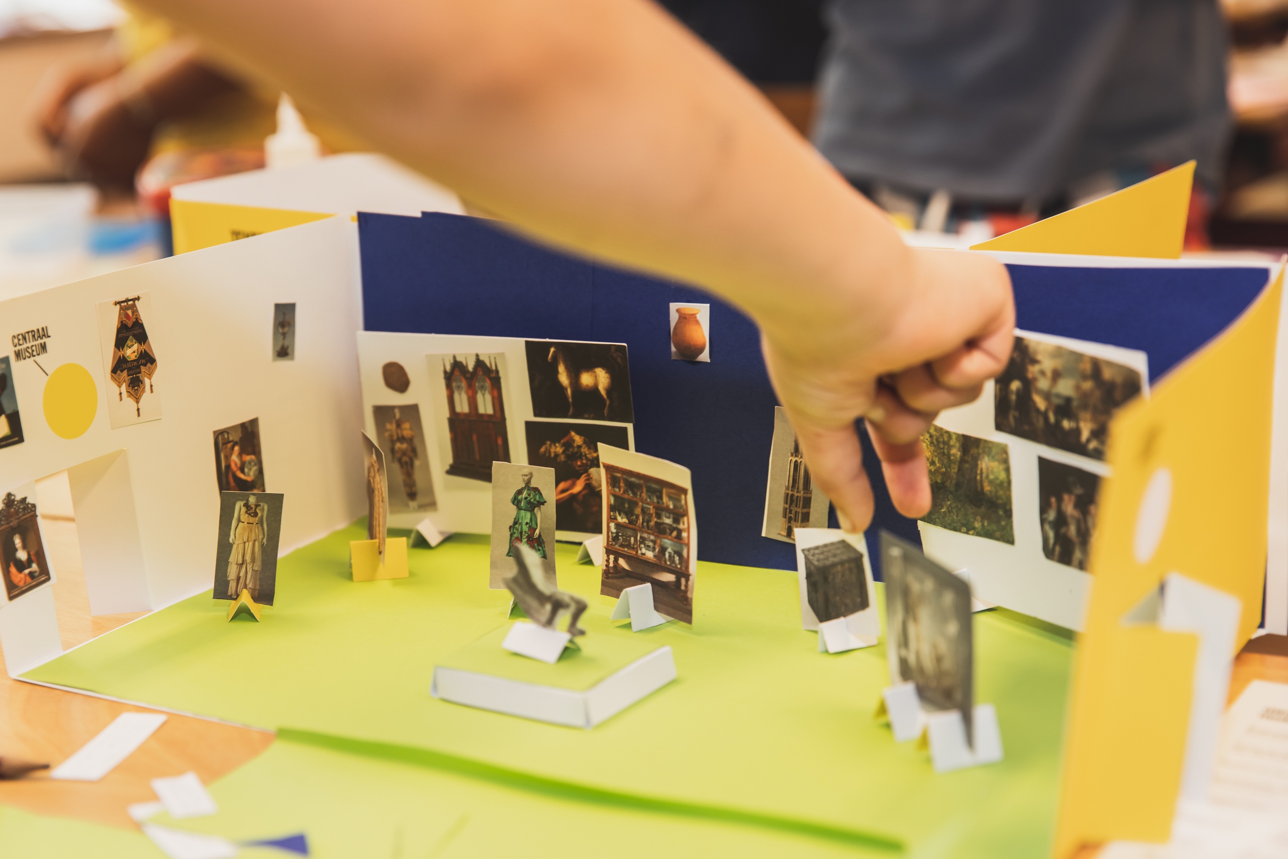 kinderen bouwen een kleine tentoonstelling met karton