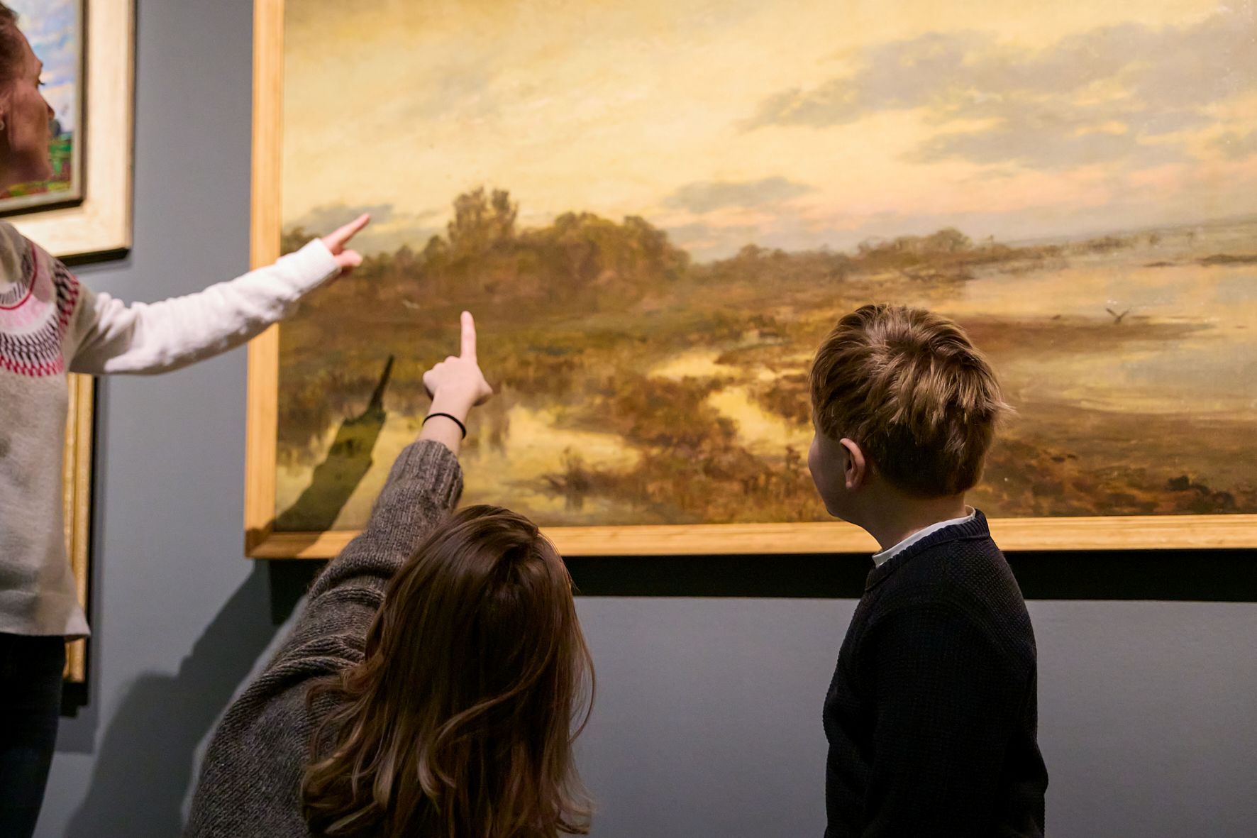 Inhoud van het familiespel: een blikje met kletskaarten en interactieve opdrachten