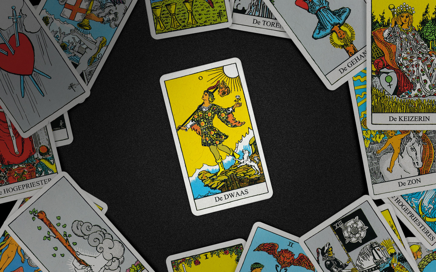 tarot kaarten in een kring met in het midden de kaart 'de dwaas'