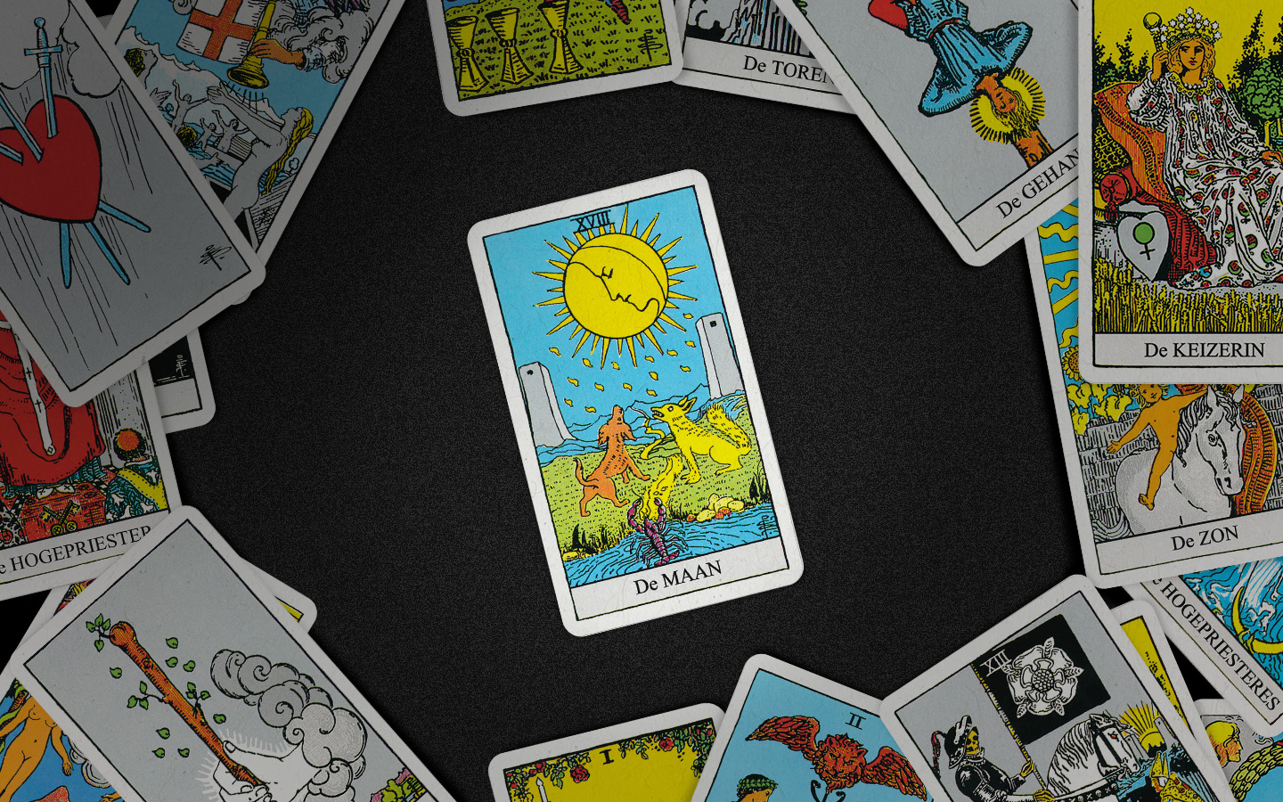 tarot kaarten in een kring met in het midden de kaart 'de maan'