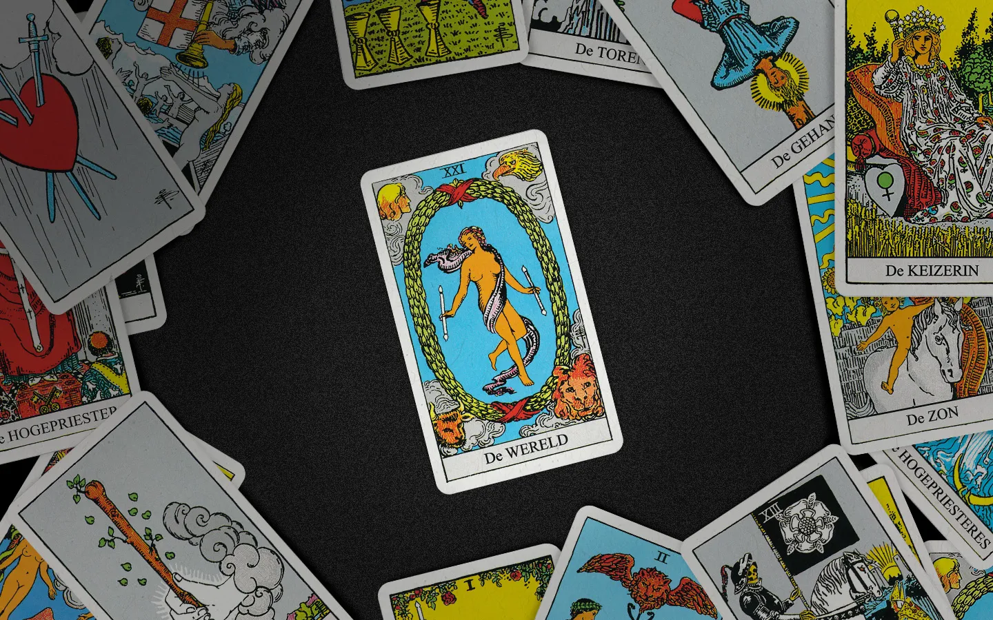 tarot kaarten in een kring met in het midden de kaart 'de wereld'