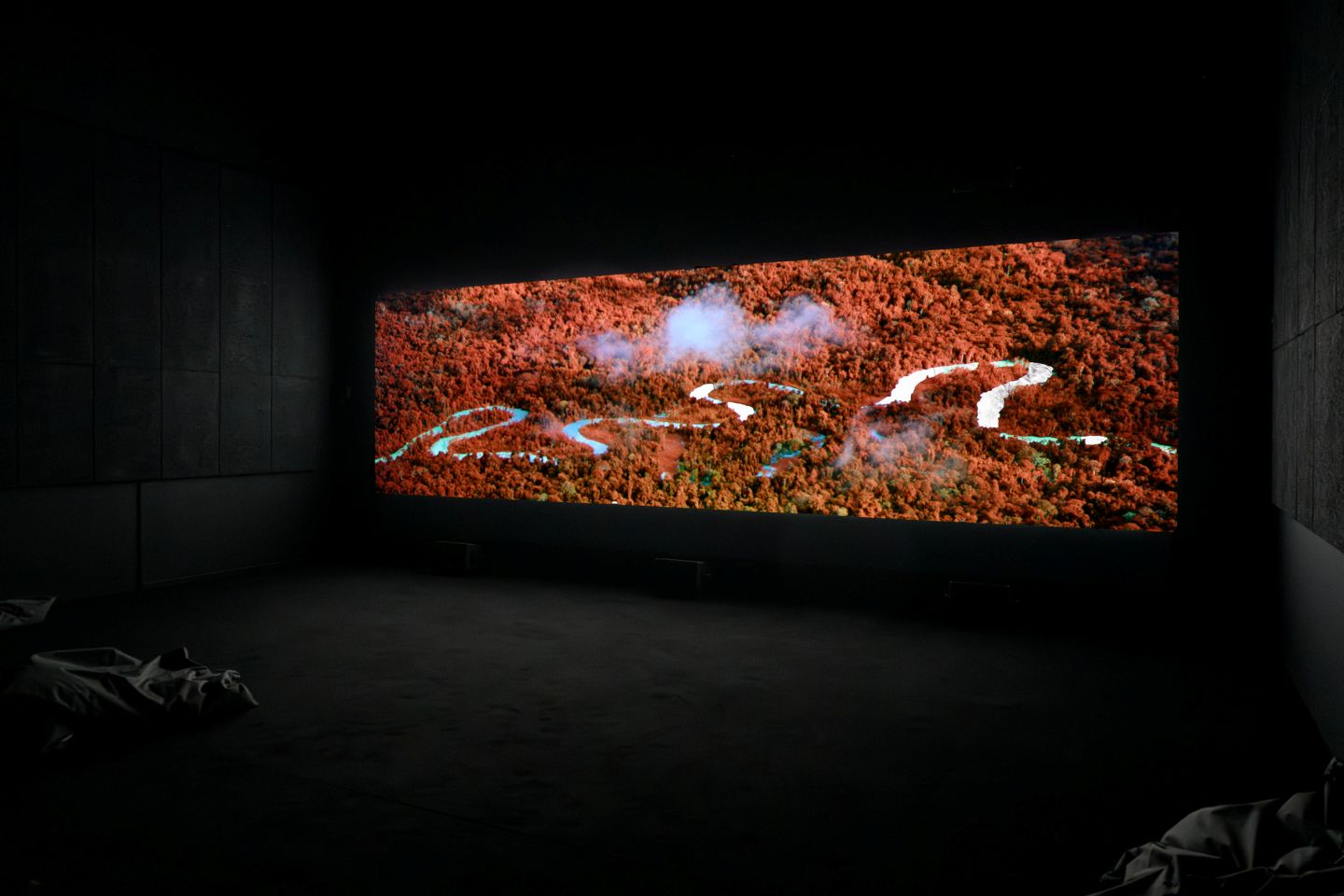 Installatie beeld van Broken Spectre bij de Jack Shainman Gallery in New York. Foto gemaakt door Dan Bradica.