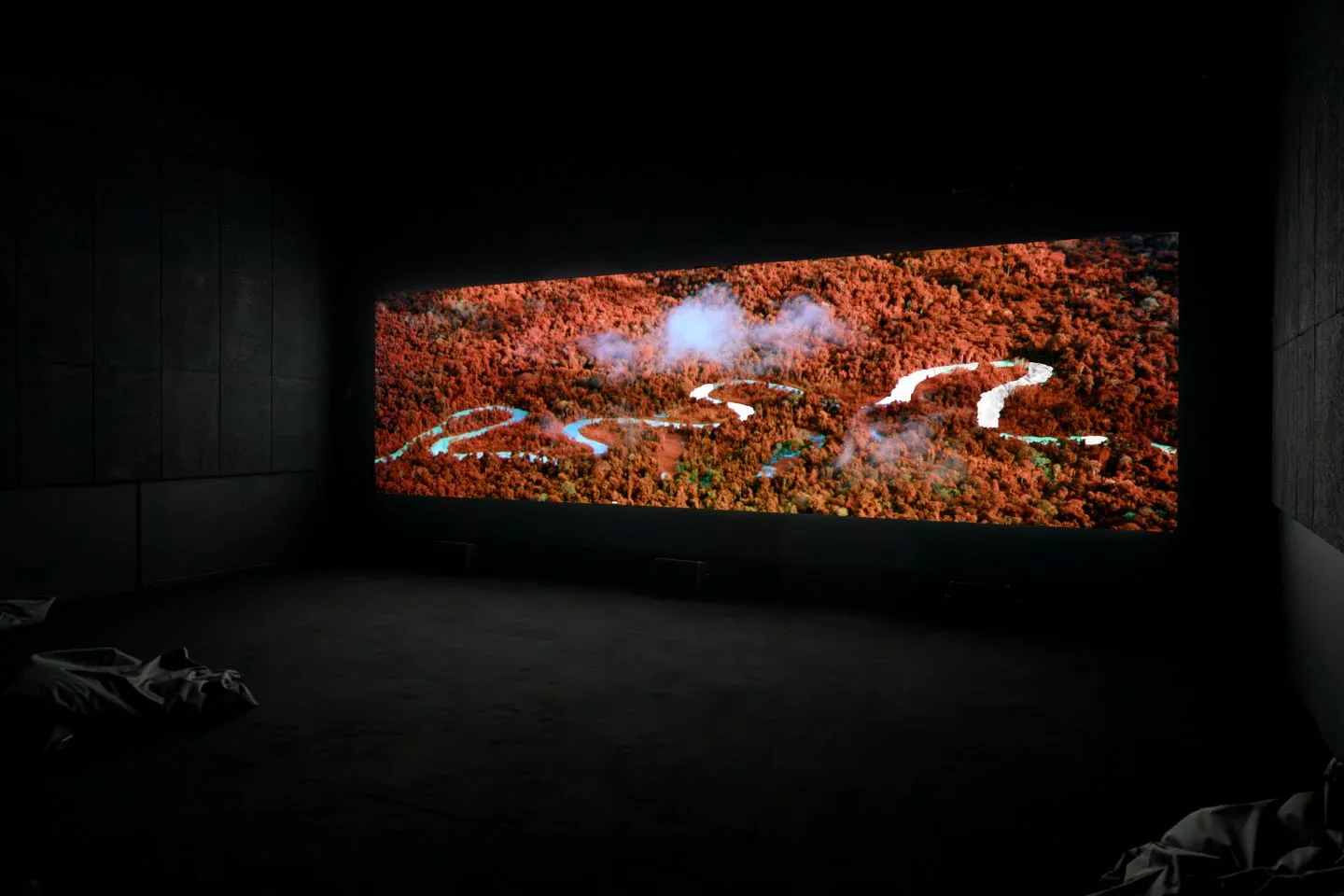 Installatie beeld van Broken Spectre bij de Jack Shainman Gallery in New York. Foto gemaakt door Dan Bradica.