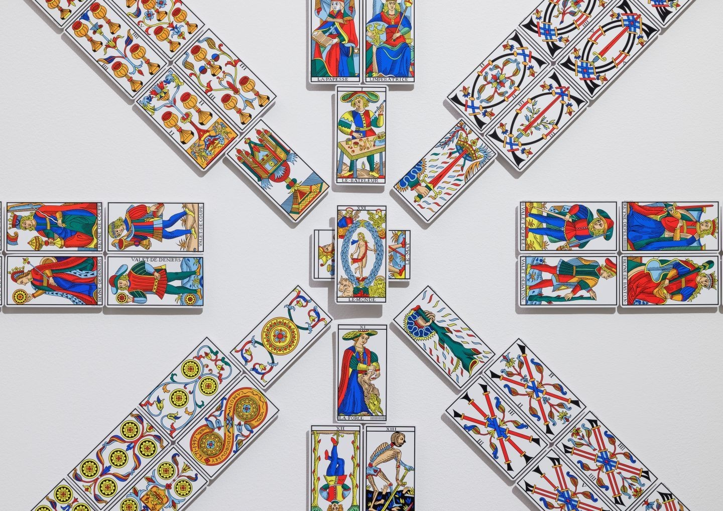 Tartokaarten gelegd in een geometrisch patroon.