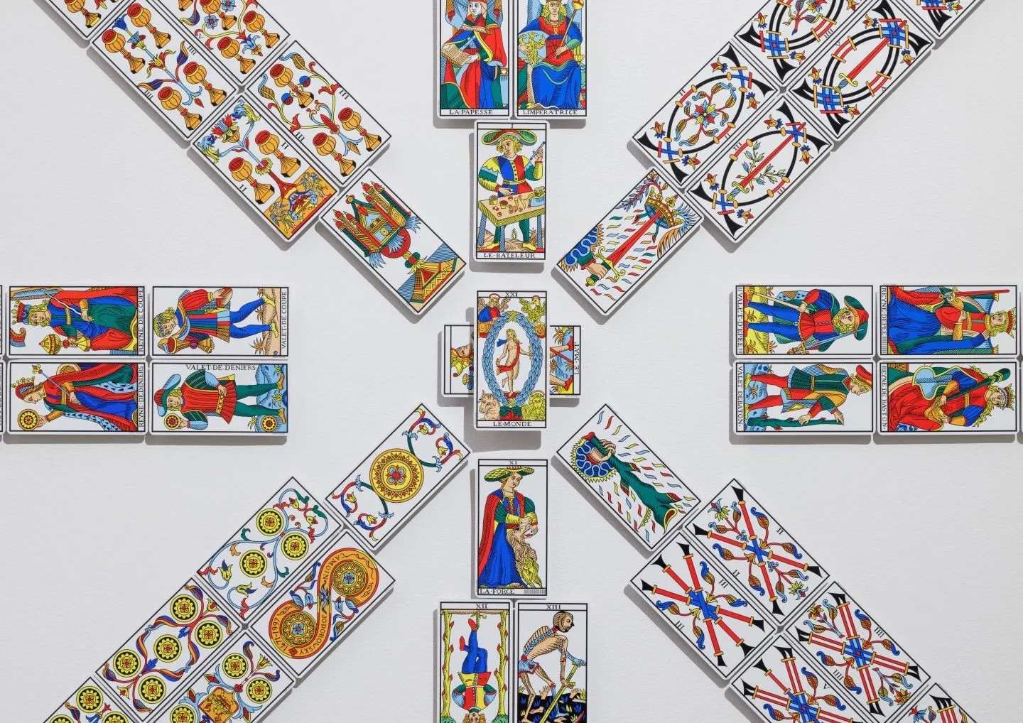 Tartokaarten gelegd in een geometrisch patroon.