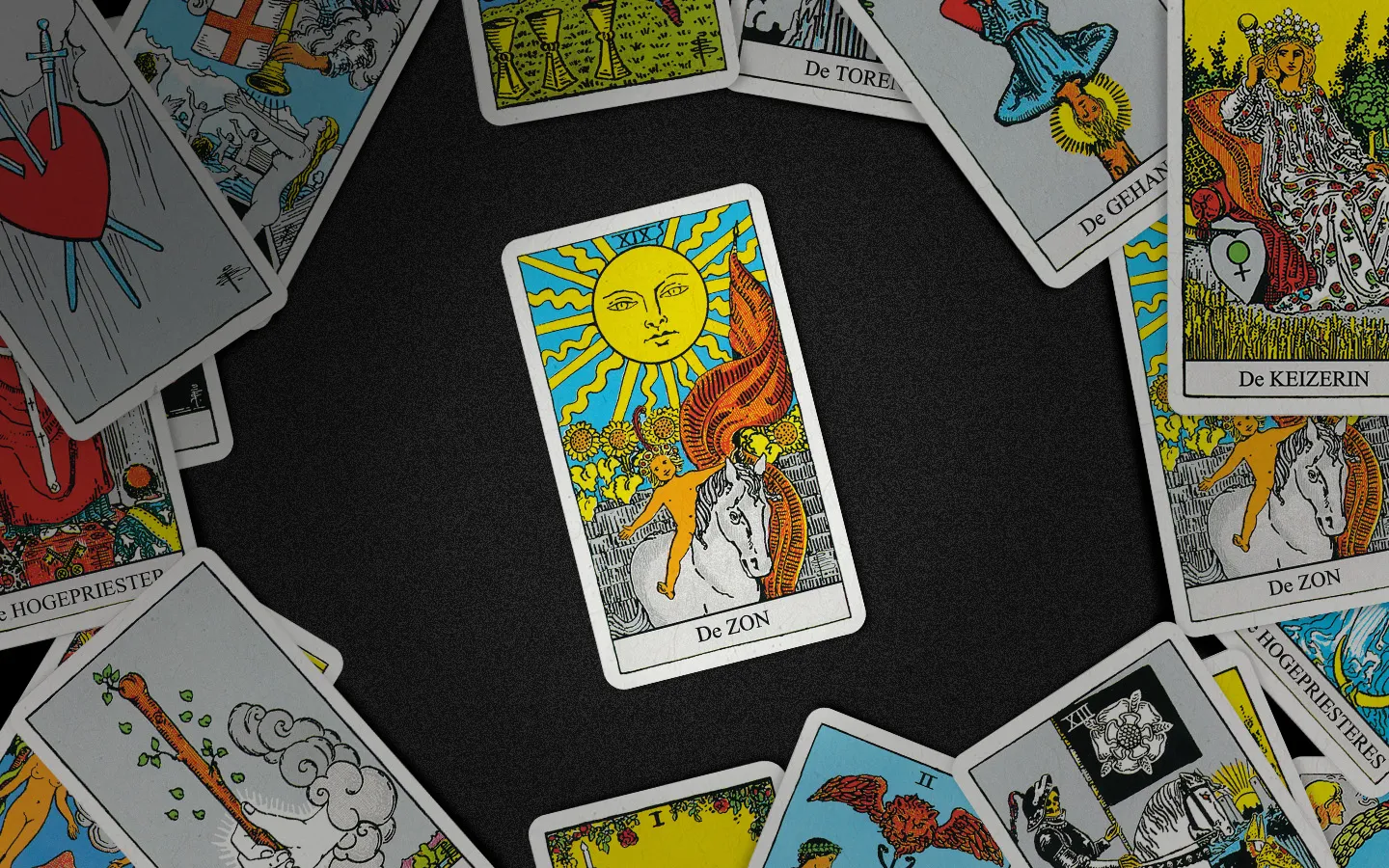 tarot kaarten in een kring met in het midden de kaart 'de zon'
