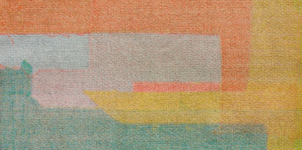 Een uitsnede van een stuk stof met een grafisch patroon in rode en paarse tinten. 