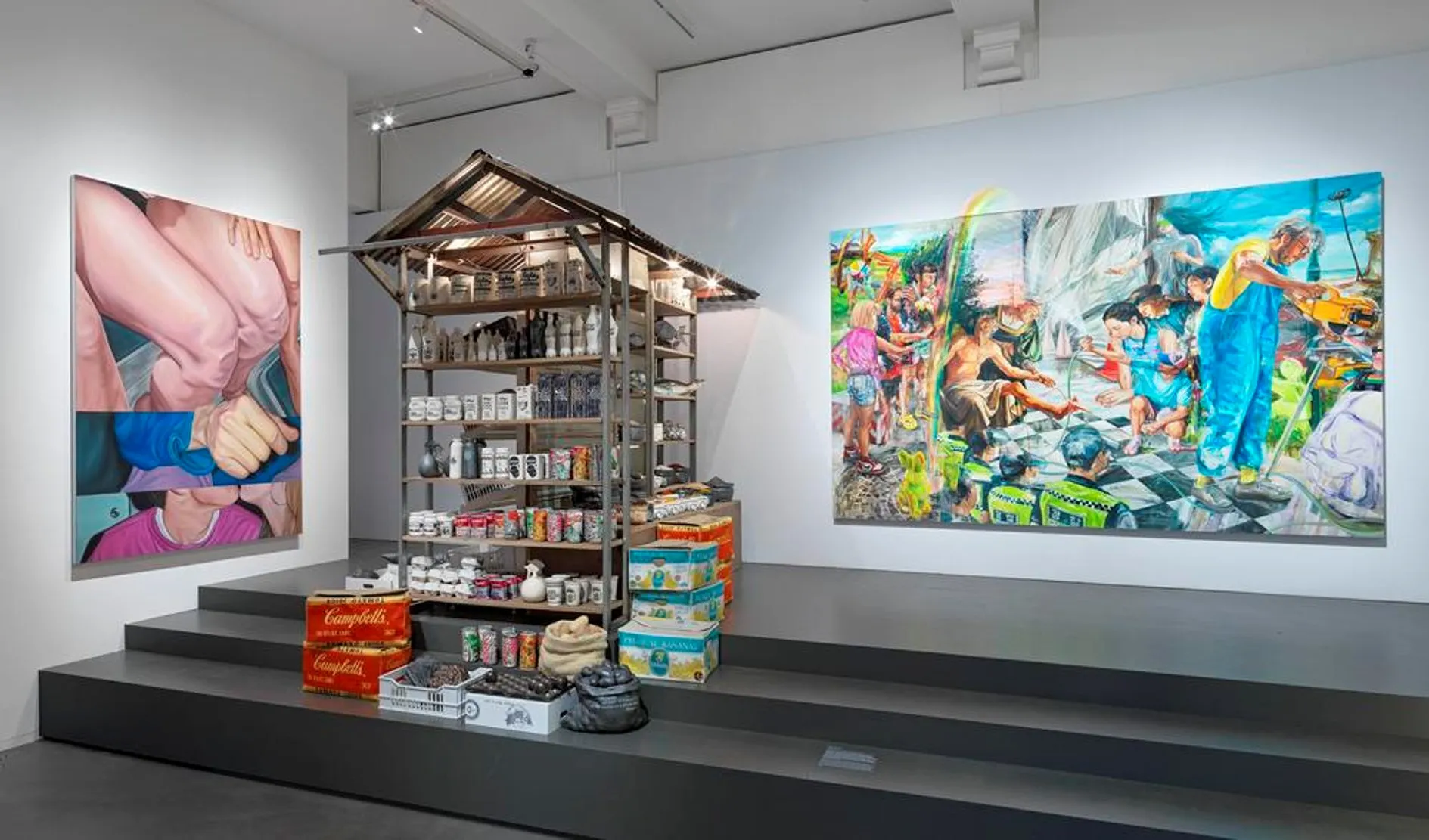 Een museumzaal met daarin de installatie Rasad, een marktkraam.