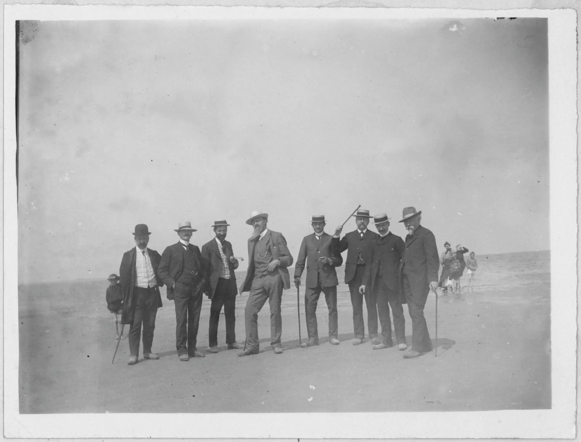 Leden van Genootschap Kunstliefde op het strand
