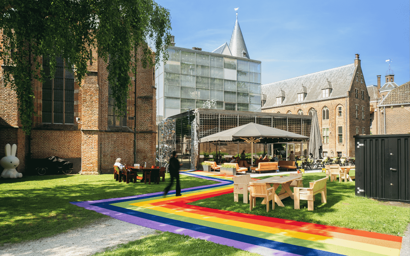 Binnentuin van een museum met een regenboogpad