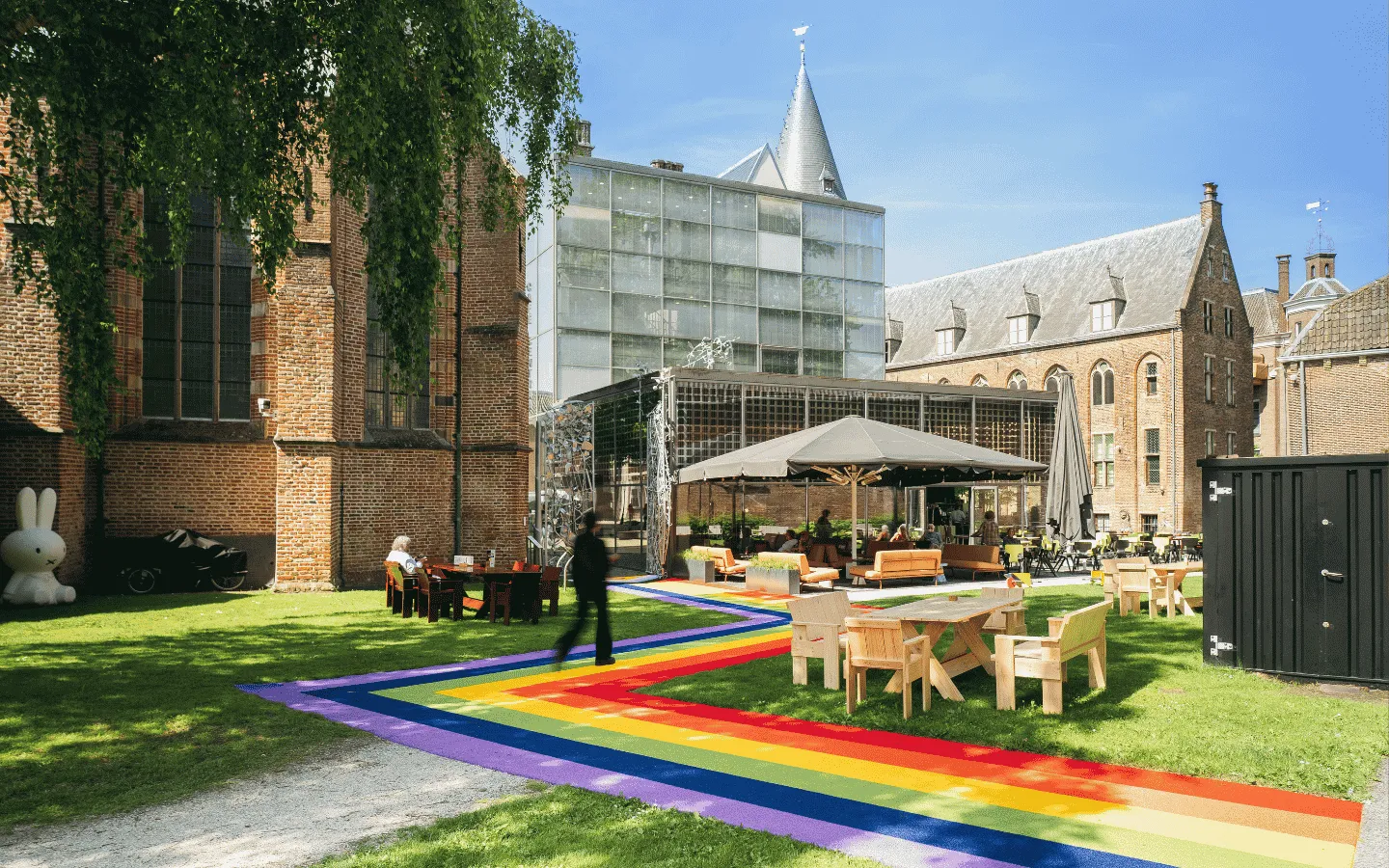 Binnentuin van een museum met een regenboogpad