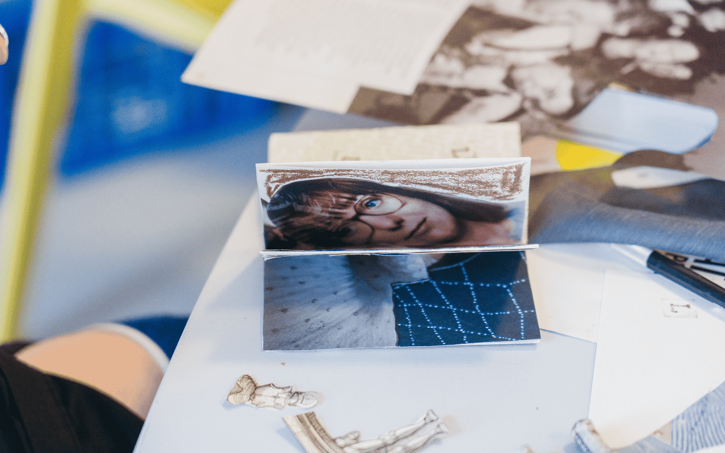 Een zelfgemaakt magazine of zine met knutselspullen