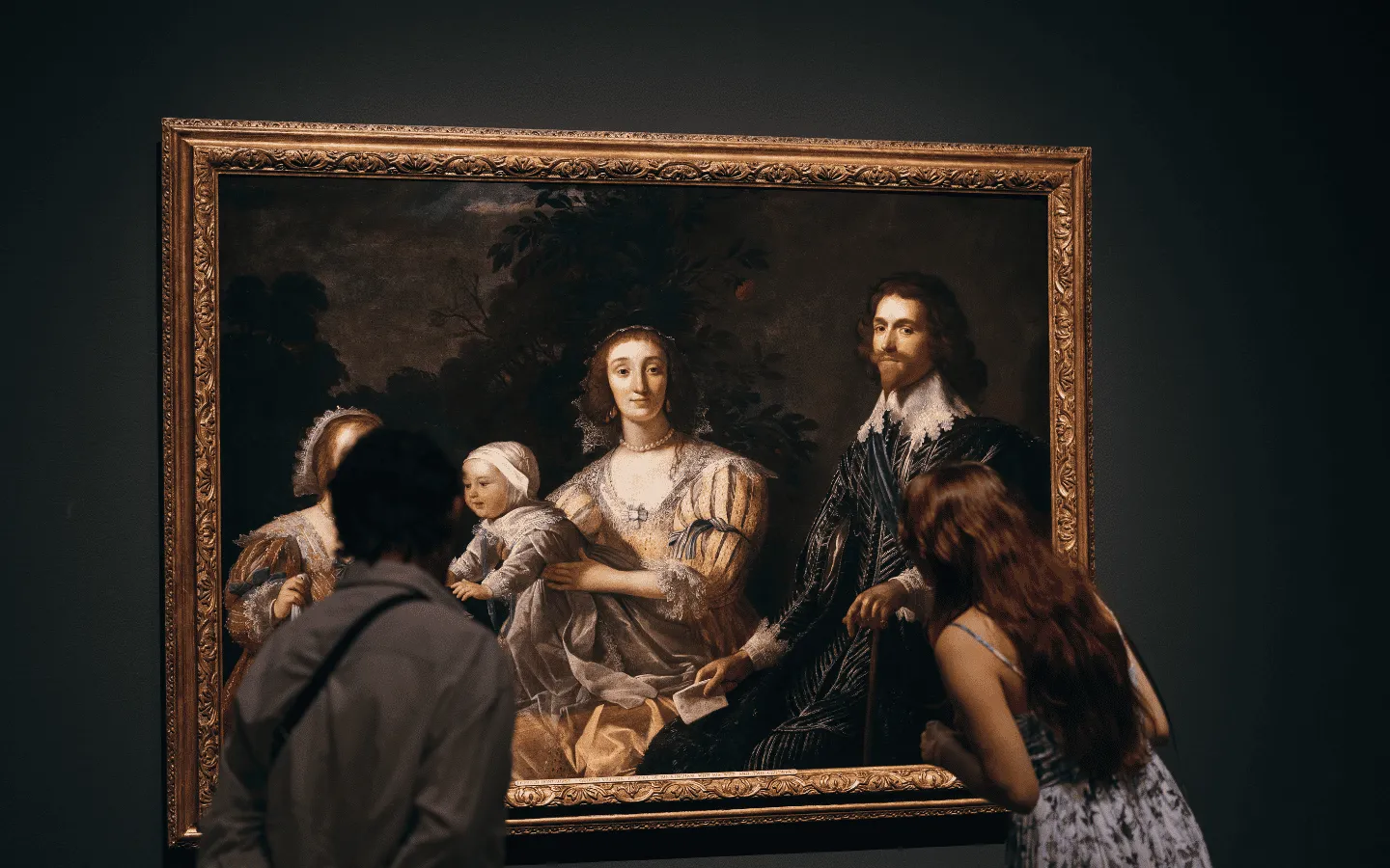 Twee mensen die naar een schilderij kijken