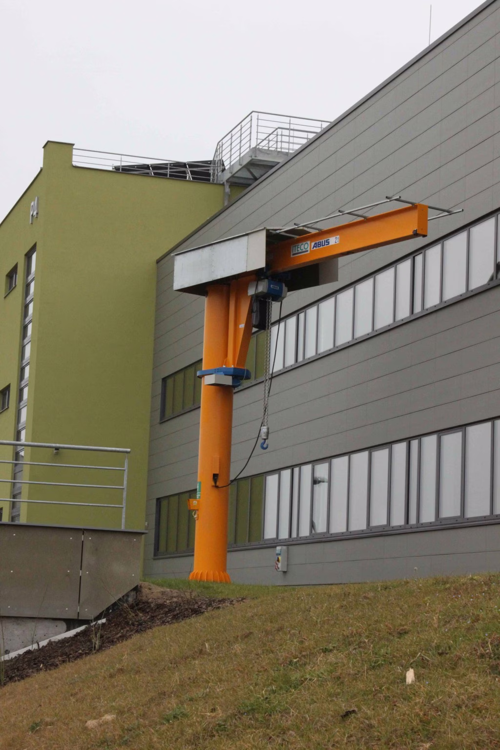 Pohled na exteriér firmy ITECO s manipulační technikou u budovy