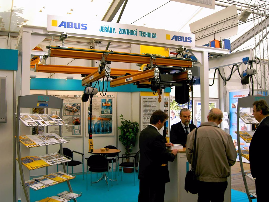 Expozice ABUS a ITECO na průmyslovém veletrhu, probíhající konzultace se zákazníky