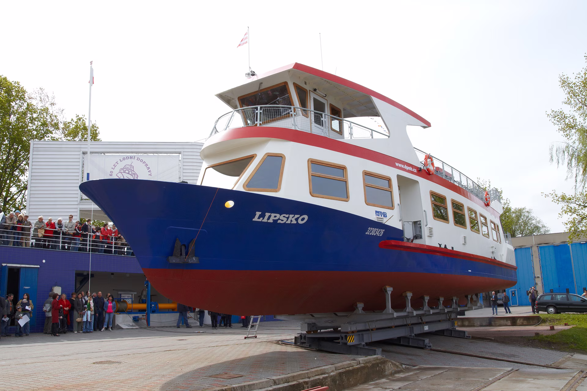 Loď na přívěsu sjíždějící po kolejišti do vody s pomocí lanového navijáku ITECO