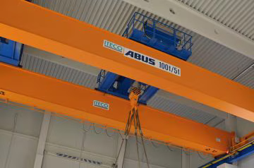 Mostový jeřáb ITECO-ABUS s nosností 100t/5t při testování v moderním výzkumném centru AdMaS na VUT Brno.