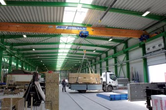 Manipulace materiálu v hale pomocí mostového jeřábu ABUS – instalace ITECO ve firmě S.O.K. stavební