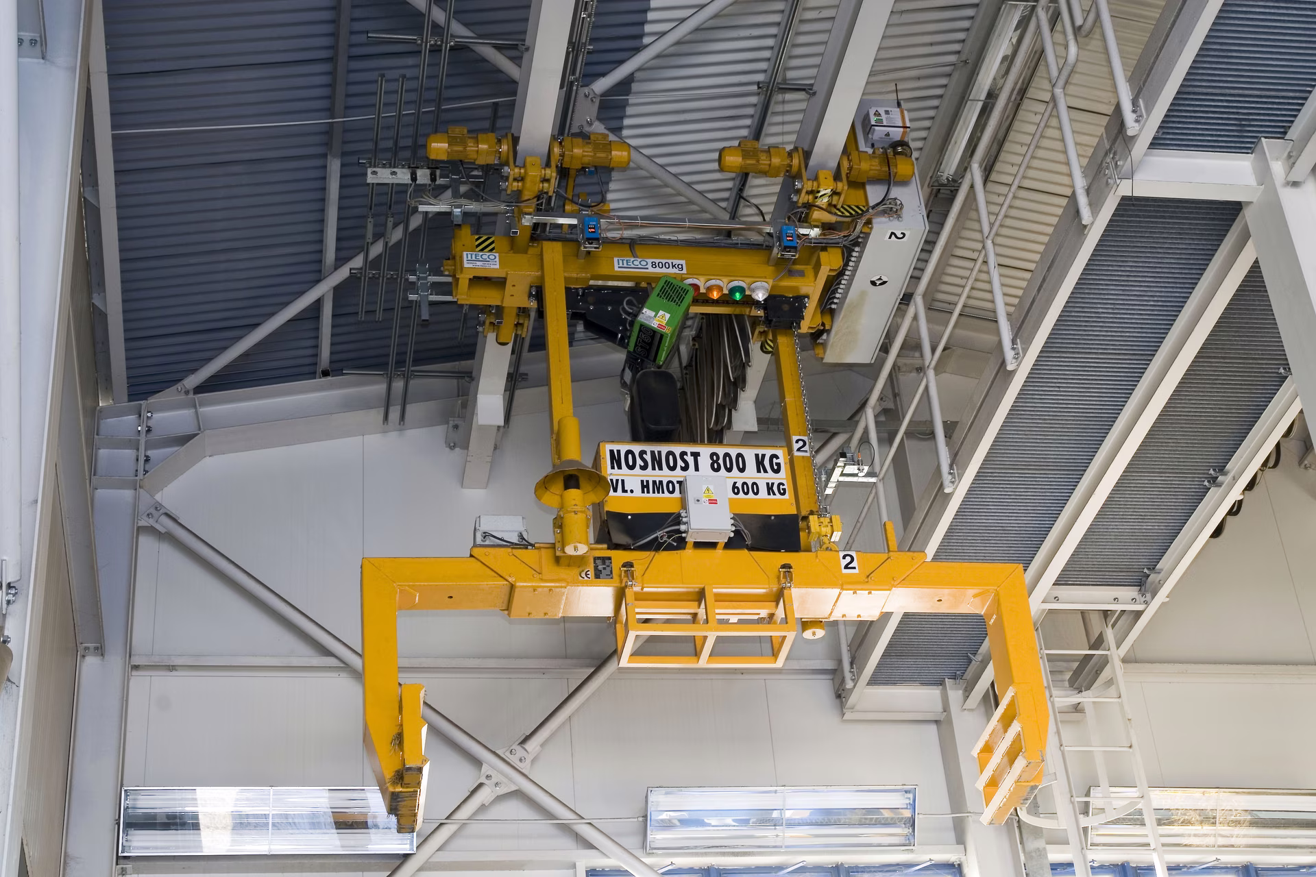 Detail traverzy s hydraulickým úchopem při manipulaci se slisovaným balíkem