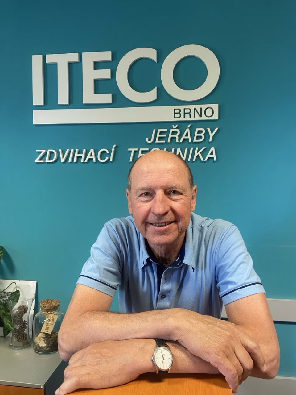Ing. Miloš Jochman, ředitel společnosti ITECO, před logem firmy