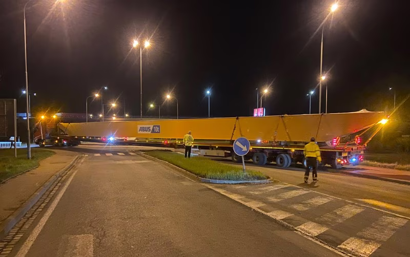 Převoz mostového jeřábu v noci po dálnici za asistence doprovodného vozidla a policie