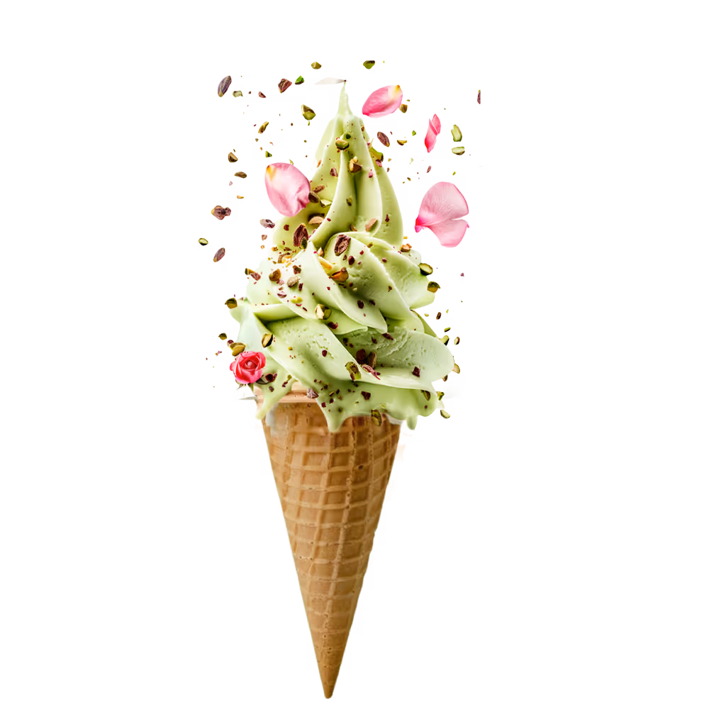 Pistazien-Eis in knuspriger Waffel, dekoriert mit gehackten Pistazien und Rosenblättern als kreative Eisvariation