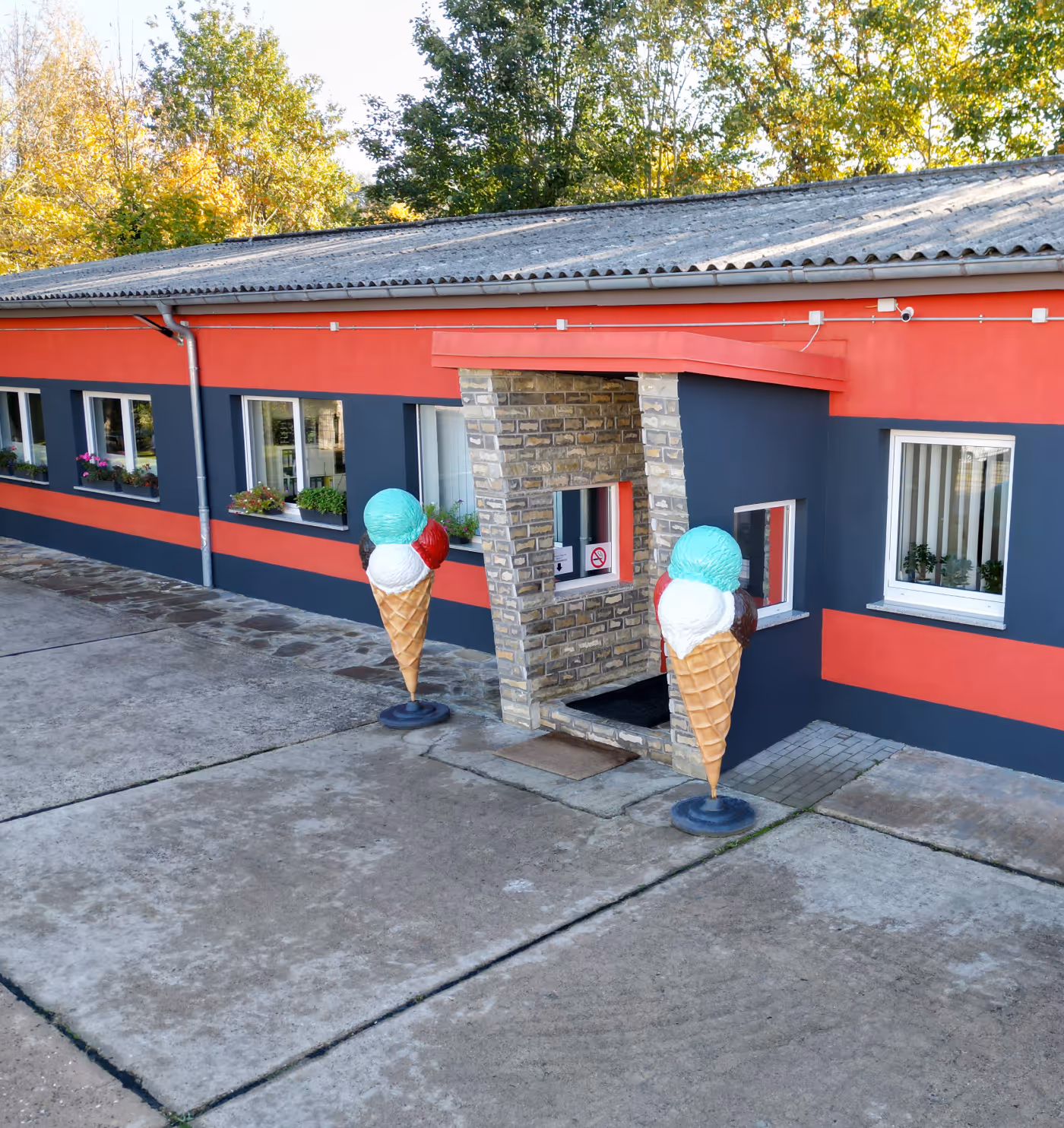 Eingang zur Eisdiele vom Eistechnikcenter