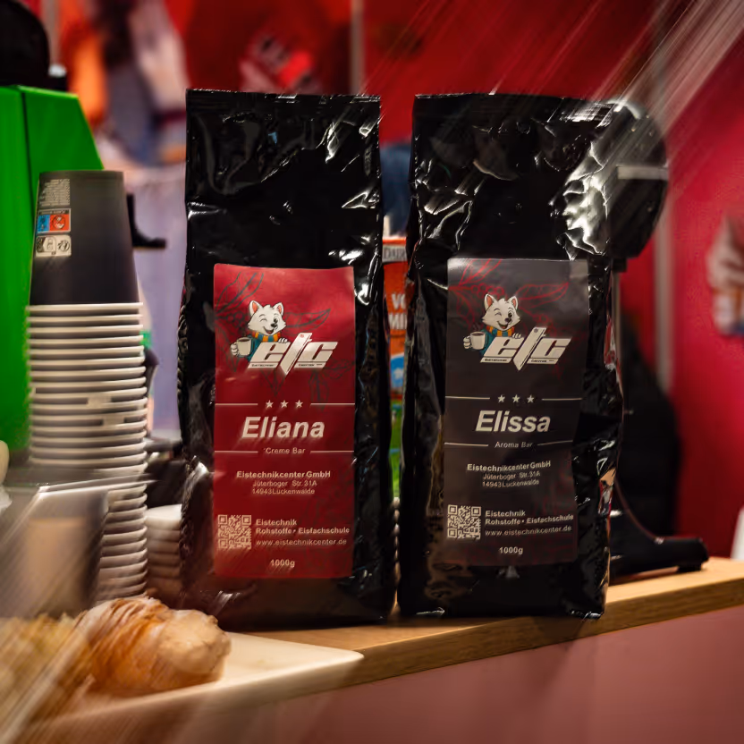 Zwei Kaffeepakete Eliana und Elissa am Messestand des Eistechnikcenter