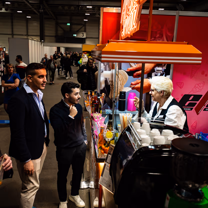 Interessiertes Gespräch am ETC-Messestand