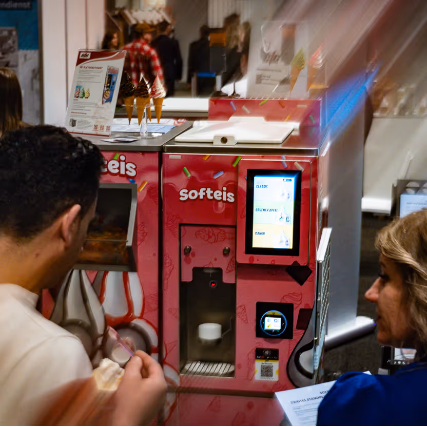 Besucher probieren Softeis am ETC-Stand auf der Gelato International Messe Erfurt 2026