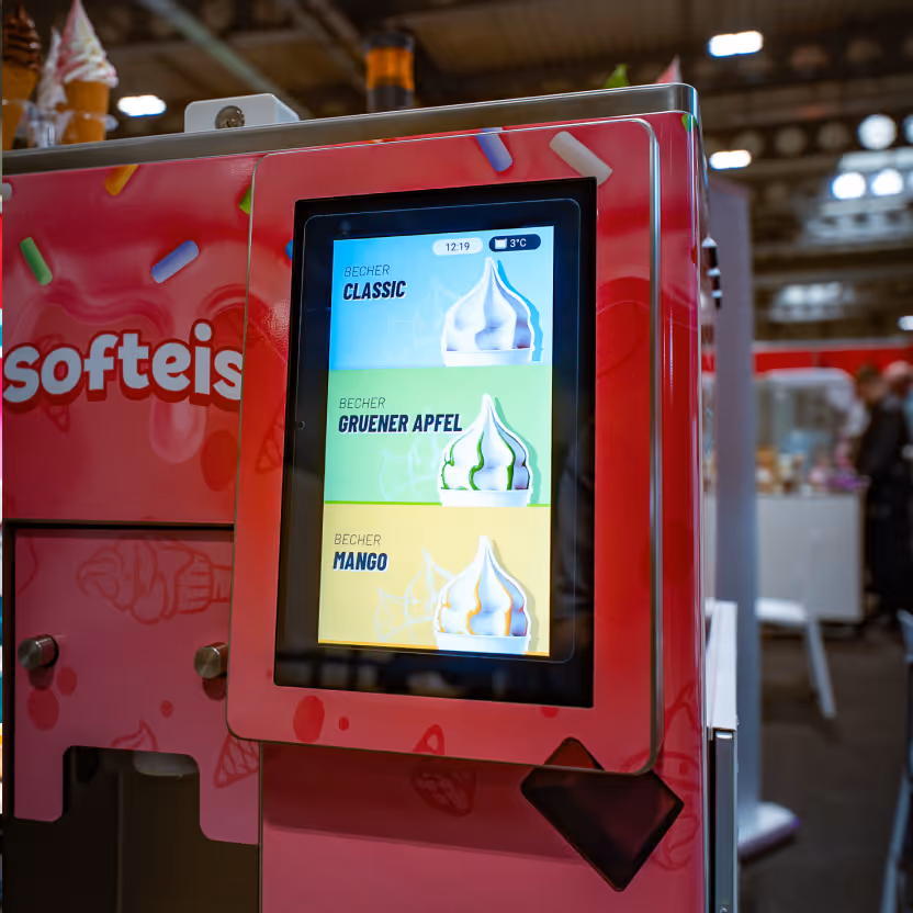 Touchscreen-Display eines ETC-Softeisautomaten mit den Sorten Classic, Grüner Apfel und Mango