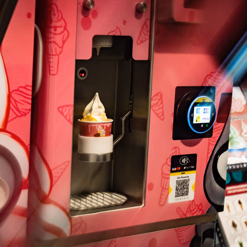 Frisch gezapftes Softeis im ETC-Automaten, bereit zur Ausgabe