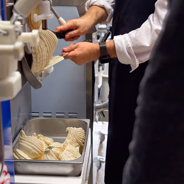 Speiseeis kommt aus der Maschine