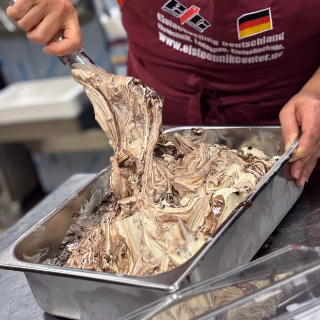 Frisches Speiseeis wird umgerührt