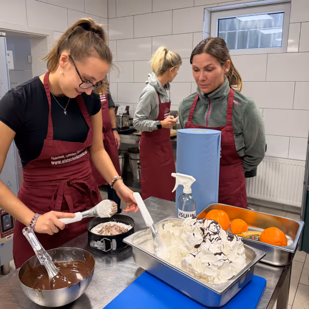 Eine leckere Eiskreation in der Mache unter Anleitung