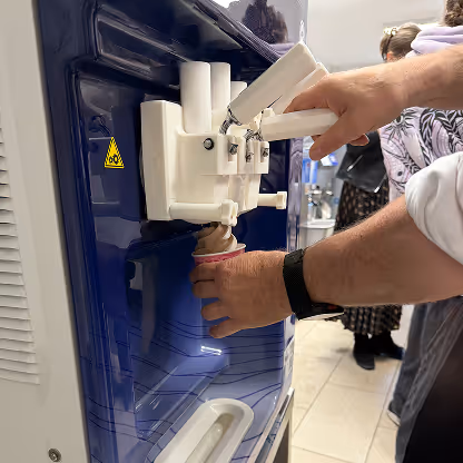 Softeis wird während des Softeis Seminars vom Eistechnikcenter frisch aus der Maschine in eine Waffeltüte gezogen