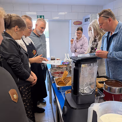 Teilnehmer beim ETC Softeis-Seminar verfolgen eine Erklärung an der Arbeitsstation