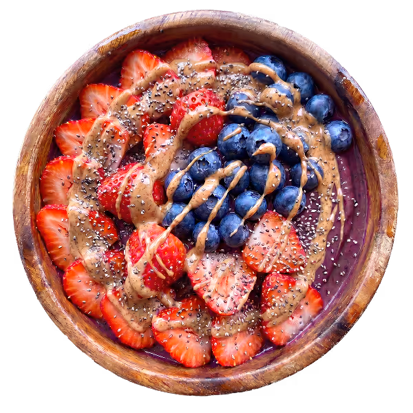 Foto einer Berry Almond Bowl mit Erdbeeren, Johannisbeeren und Açai