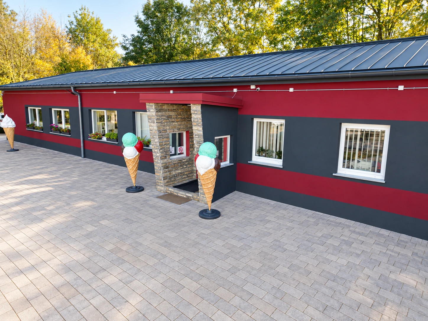 Außenansicht von Eistechnikcenter und Eisfachschule in Luckenwalde
