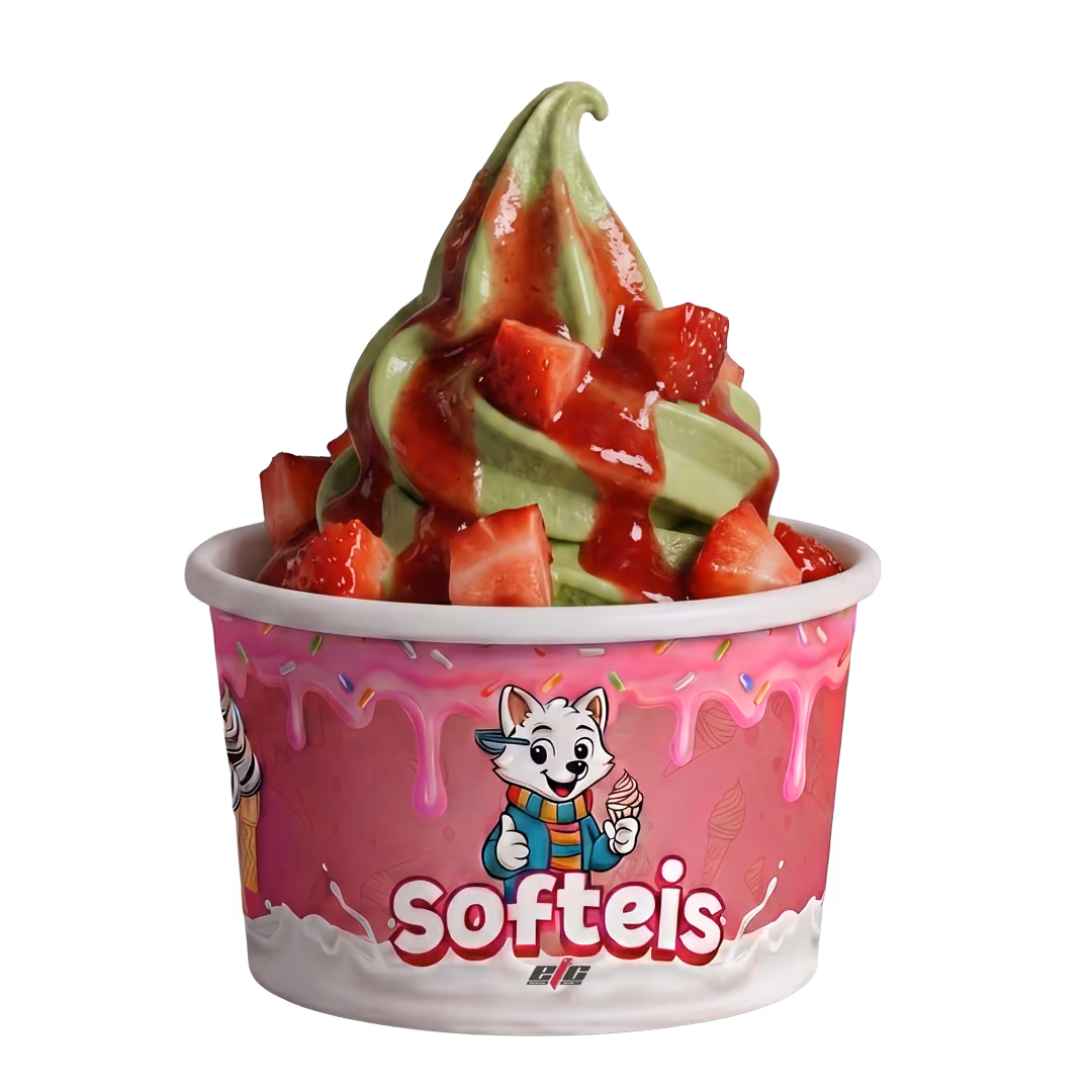 Matcha-Softeis mit Erdbeer-Topping als Serviervorschlag