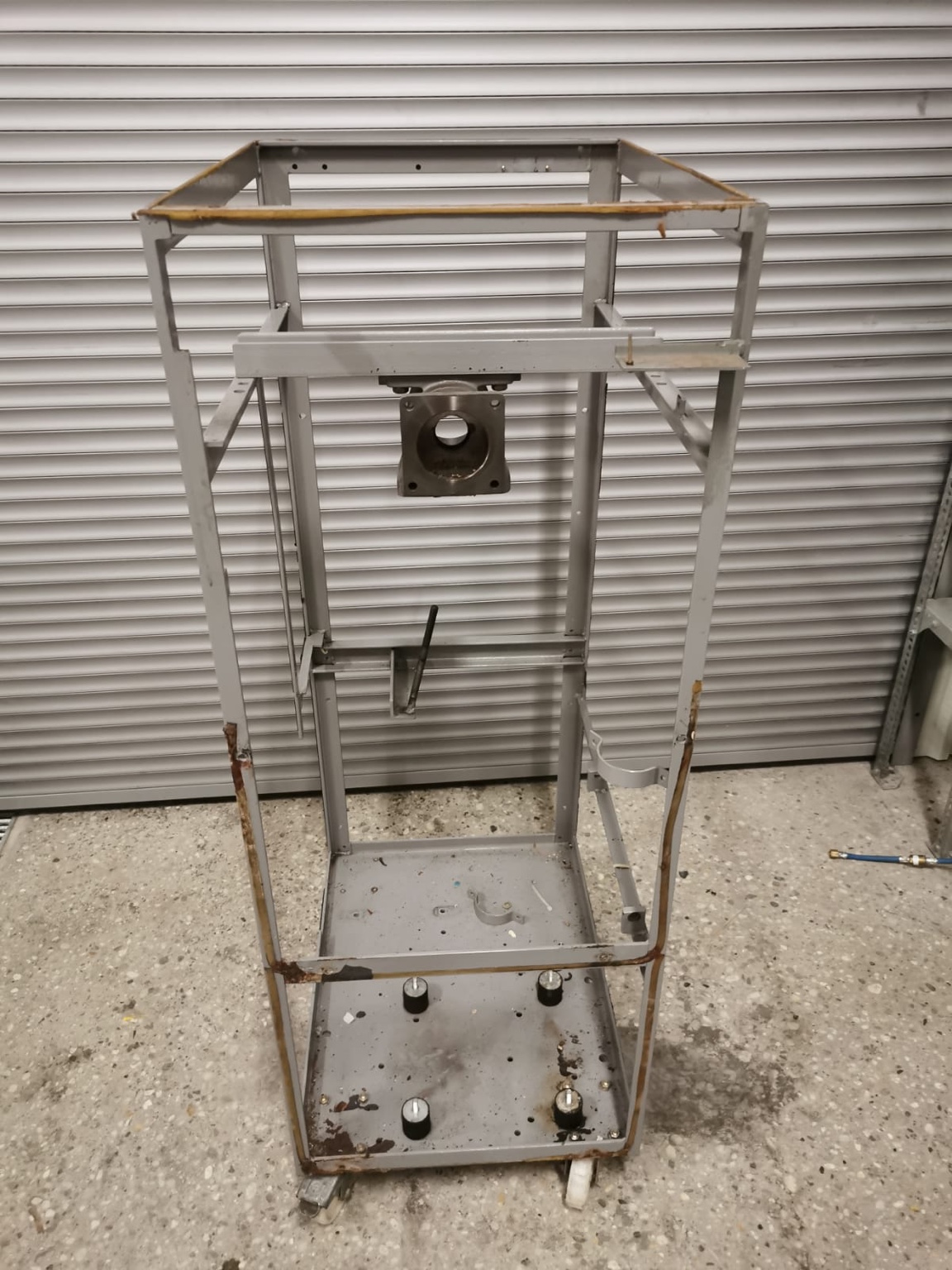 Zerlegter Rahmen der Carpigiani Labotronic mit sichtbaren Roststellen.