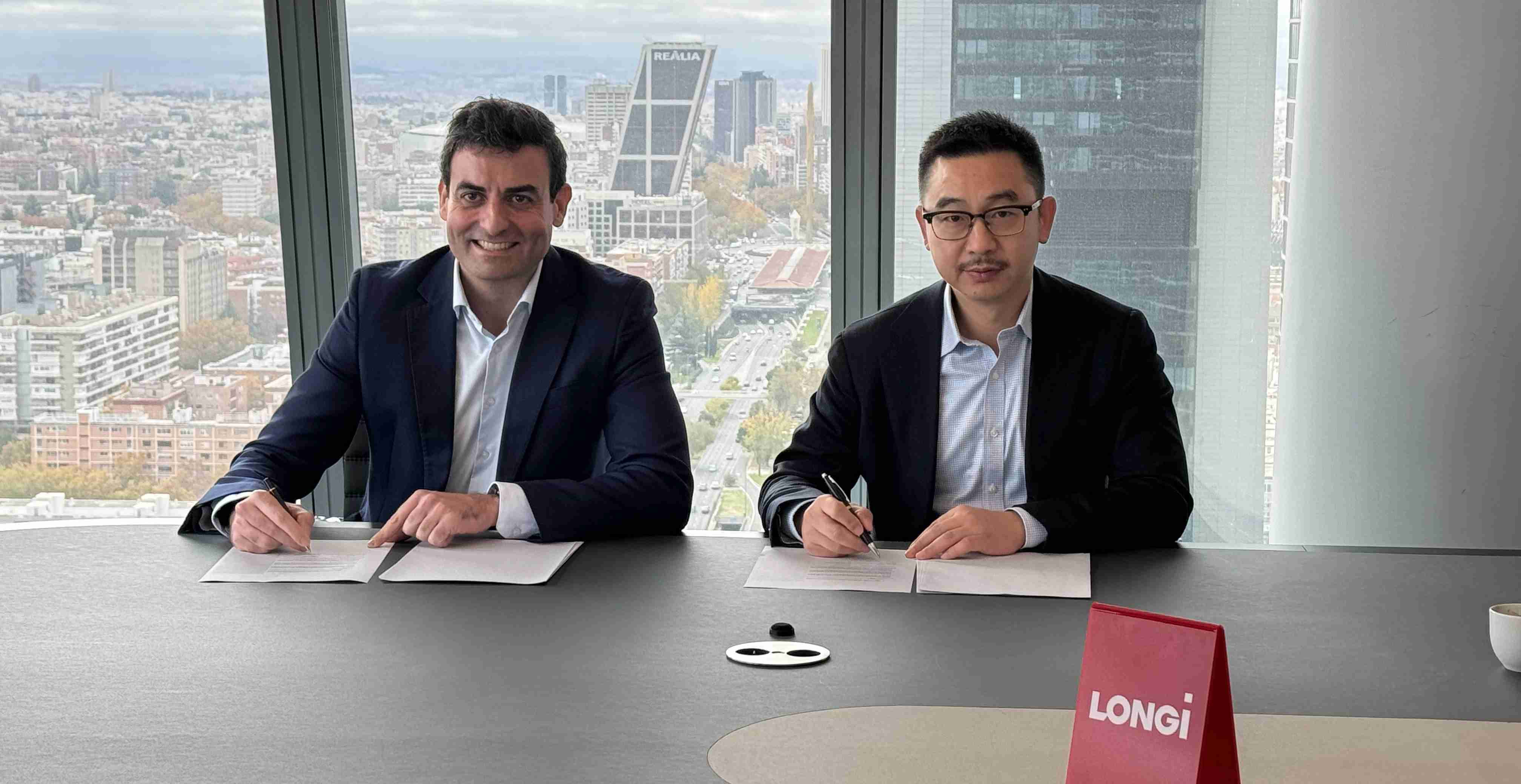 LONGi e BNZ firmano un accordo quadro strategico per 336 MW di progetti solari nel Sud Europa