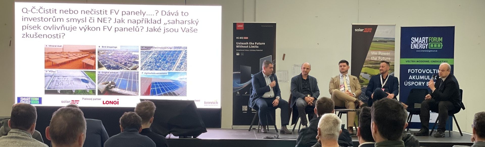 Po lewej: Adrian Kocan, Dyrektor Generalny Europy Wschodniej w LONGi Solar DG, przemawia na Smart Energy Forum w Nitrze na Słowacji – zdjęcie: LONGi