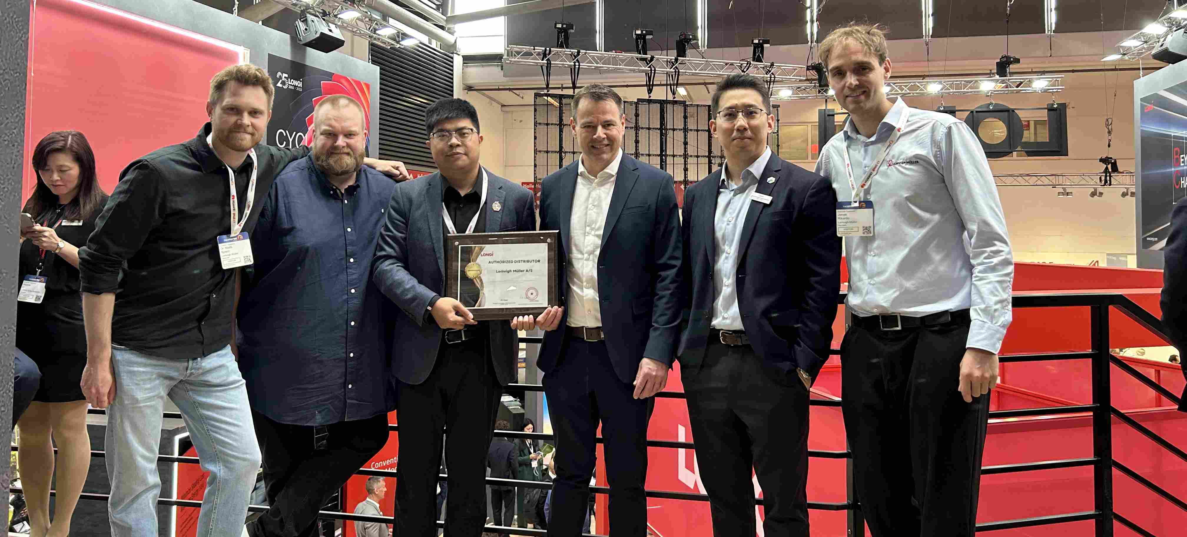 Van links naar rechts: Mads Bjørn, productspecialist bij Lemvigh-Müller, Philip Aagaard - productspecialist bij Lemvigh-Müller, Chao Jia, President van LONGi Solar DG Europe, Jesper Lund Andersen, groepscategoriemanager bij Lemvigh-Müller, Will Han, algemeen directeur van LONGi Solar DG voor Scandinavische landen, het VK en Ierland en Jonas Rikardo Hansen, PV Verkoop bij Lemvigh-Müller