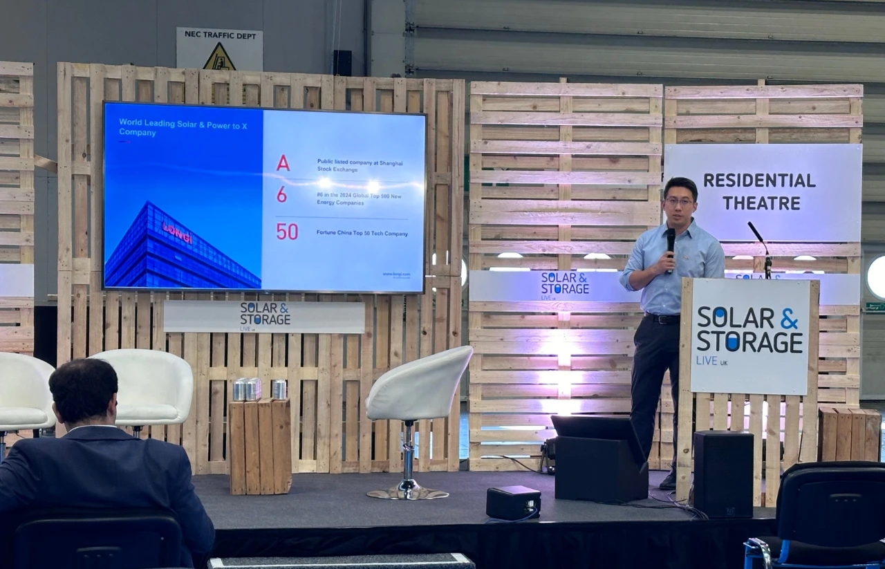 Will Han, General Manager LONGi North (DG), stellt LONGi Solar britischen Installateuren vor