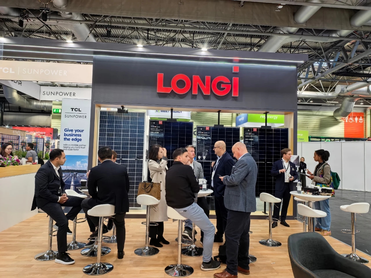 Stand LONGi à Solar & Storage Live présentant la gamme de produits au back I (c) LONGi Solar 2025