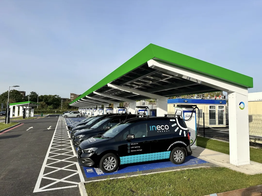 LONGi Solar Module laden 180 Elektrofahrzeuge im National Exhibition Centre Großbritanniens