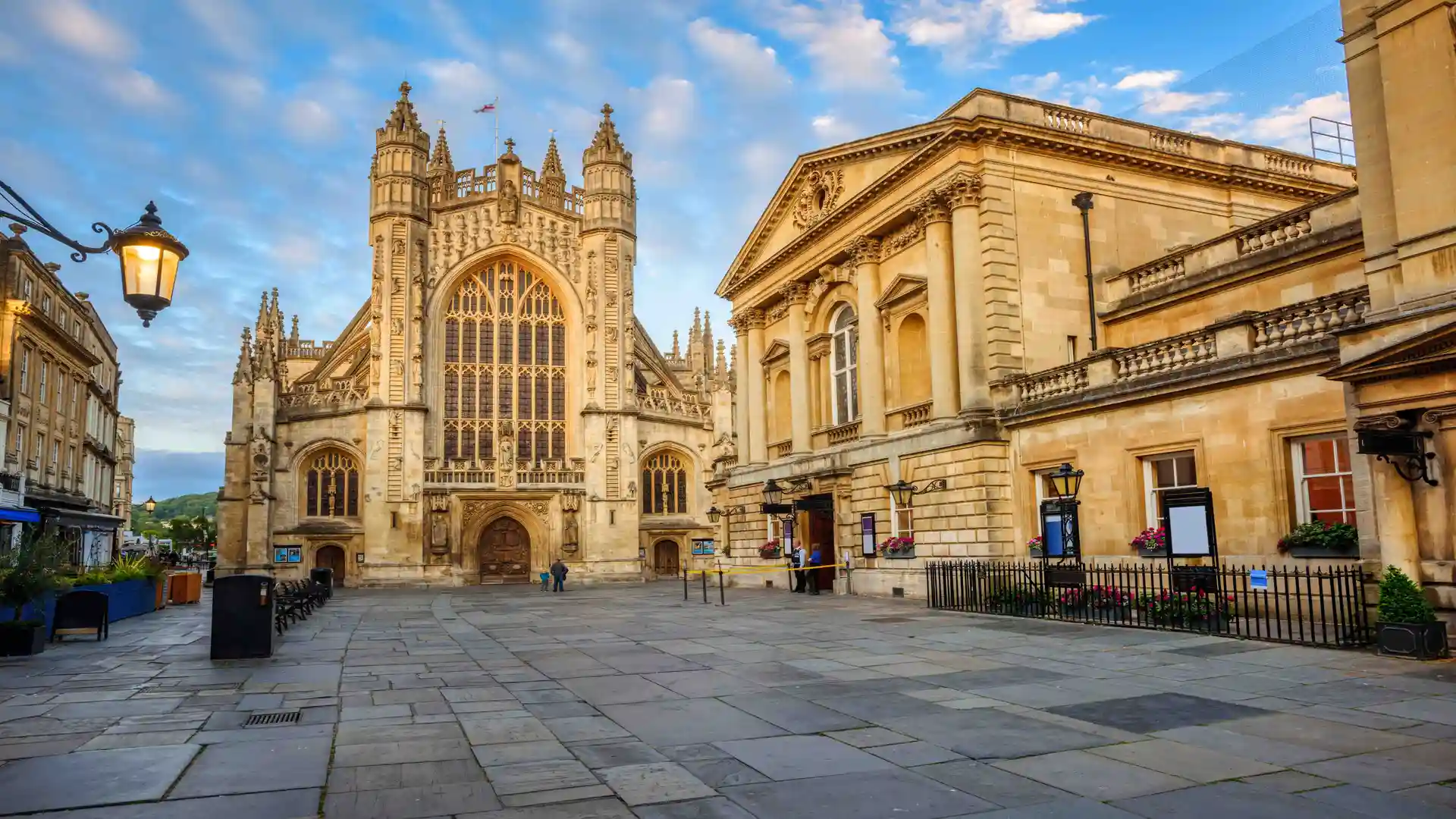 Bath Abbey and historic Georgian buildings in the City of Bath UNESCO World Heritage Site, Somerset, South West England.