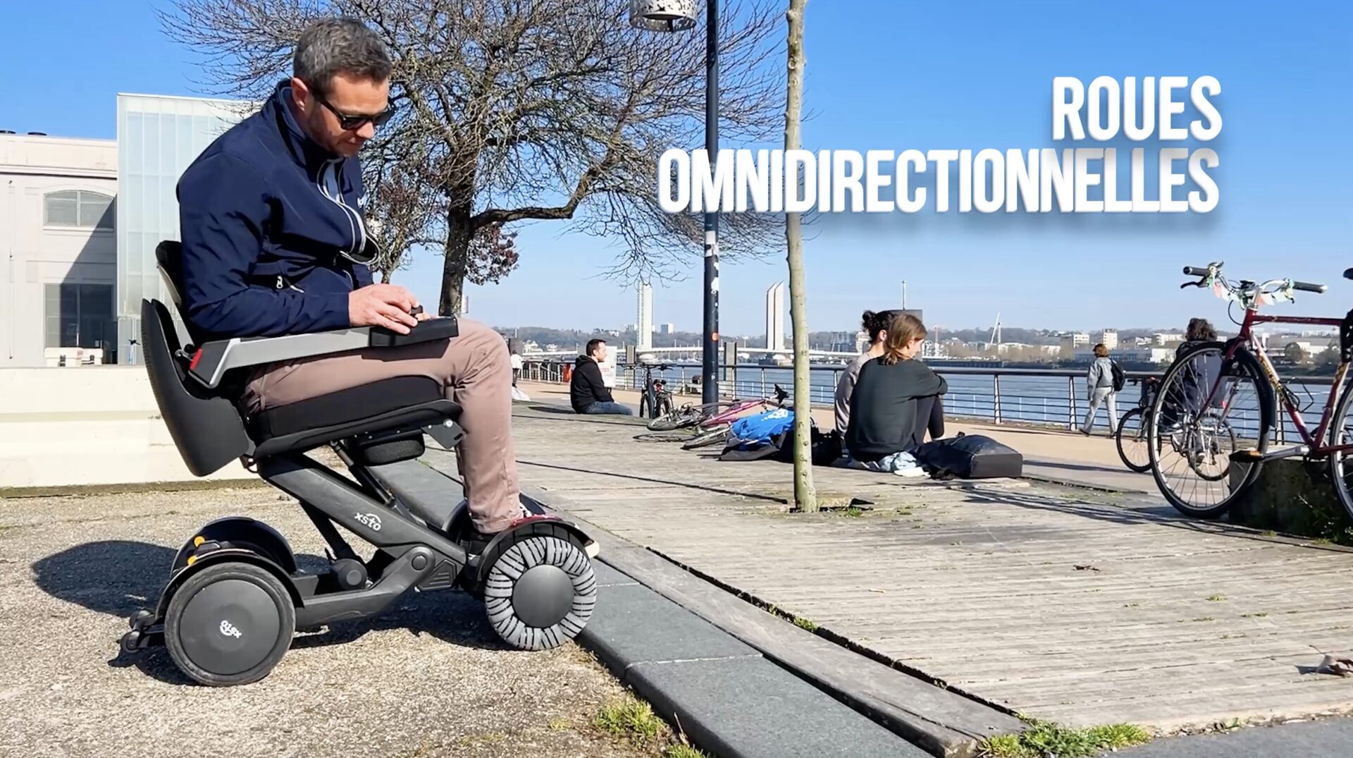M4 Pro avec roues omnidirectionnelles sur promenade urbaine